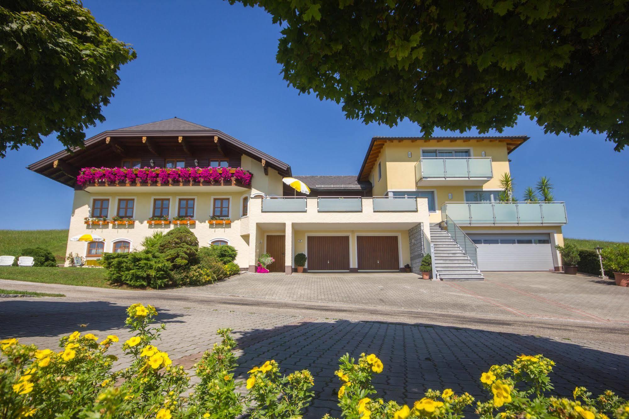 Gaestehaus Stabauer Mondsee Esterno foto